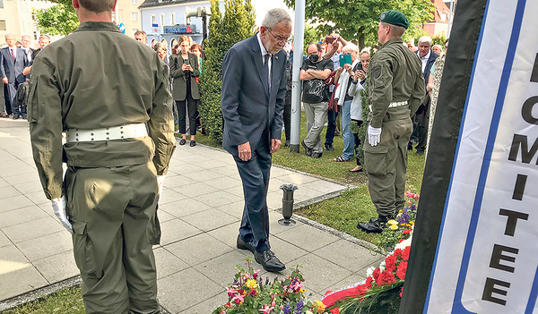 Bundespräsident Alexander van der Bellen bei der Kranzniederlegung am Bahnhof Attnang-Puchheim.   