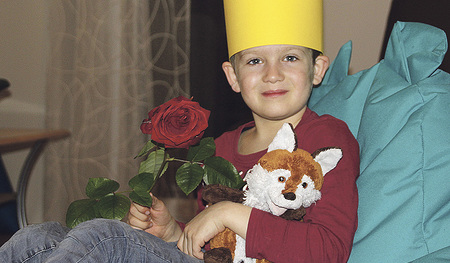 Kinder kennen ihn aus dem berühmten Buch von Antoine de Saint-Exupéry oder aus dem Fernsehen: der Kleine Prinz mit seiner Rose und seinem Begleiter, dem Fuchs.   