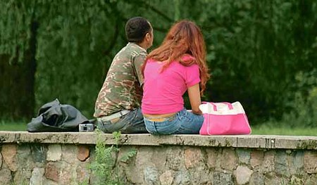 Paar sitzt auf einer Steinmauer - couple is sitting on a stonewall