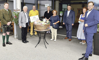 Eine Delegation rund um Altlandeshauptmann Josef Pühringer (2. v. links) überreicht den Geschenkkorb im Bezirksseniorenheim Sarsteinerstiftung in Bad Ischl. 