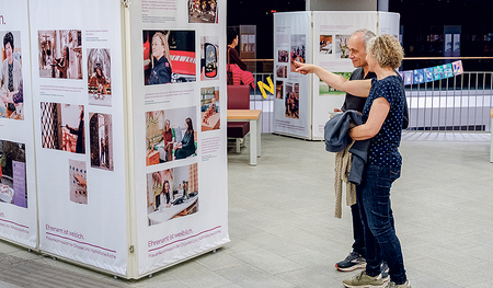 Im Foyer des Linzer Wissensturms ist aktuell die Foto-Ausstellung „Die Kirche ist weiblich“ mit 49 Frauenporträts zu sehen.  