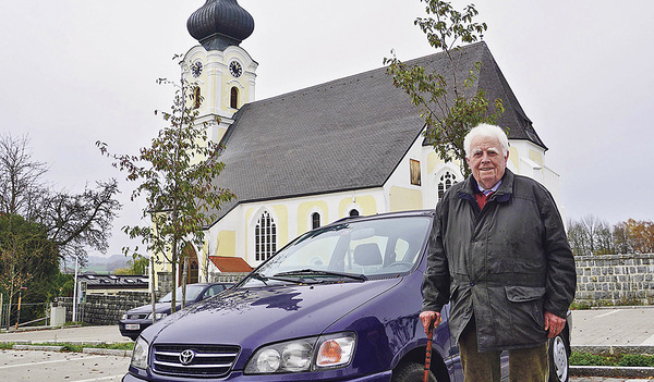 Josef Strasser am vergangenen Sonntag vor der Kirche in Waldzell. Das letzte Stück hilft ihm der Stock.