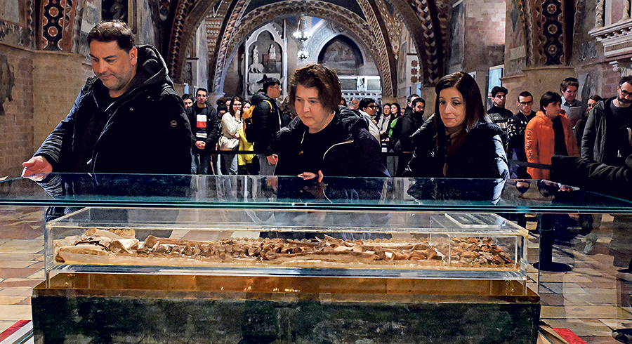 Bis 22. März sind die sterblichen Überreste von Franz von Assisi (um 1182–1226) in der Basilika San Francesco in seiner Heimatstadt ausgestellt.   