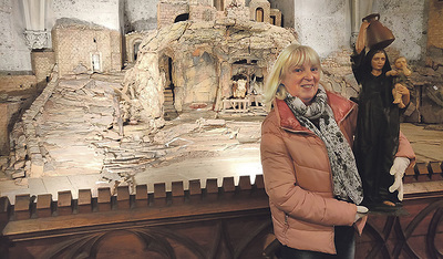 Dommesnerin Regina Fürlinger mit der Wasserträgerin, einer ihrer Lieblingsfiguren in der Linzer Domkrippe. Die Krippe ist noch leer, Hirten und Schafe kommen als Erste. 