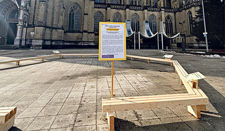 Der aus Holzstaffeln markierte Bereich eines Zeltgrundrisses will ein Ort zum Nachdenken und Innehalten sein.  