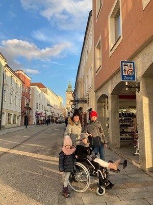 Stadtrunde: Ana mit Max und ihren beiden jüngsten Töchtern Noemi und Lisa