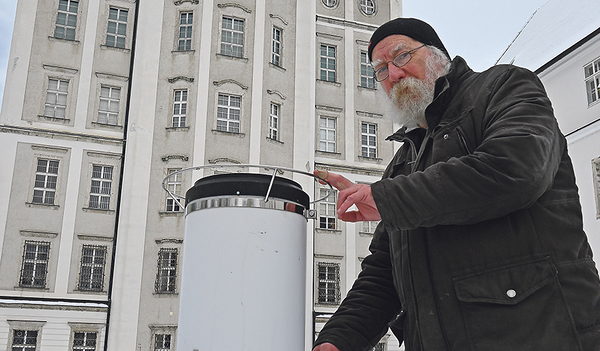 P. Amand Kraml OSB bei der Wetterstation vor der Sternwarte des Stifts Kremsmünster: Er ist seit 1995 Direktor der Sternwarte, seit 1988 hat er schon als Kustos die naturwissenschaftlichen Sammlungen betreut.   