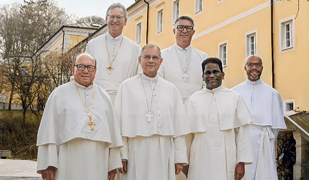 Generalabt Jos Wouters (1. Reihe, 2. von links) mit dem Gastgeber Abt Lukas Dikany (hinten links) und seinen Definitoren-Kollegen sowie dem Sekretär des Gremiums.   