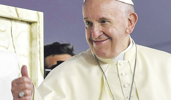 Erstmals besucht ein Papst die Arabische Halbinsel.