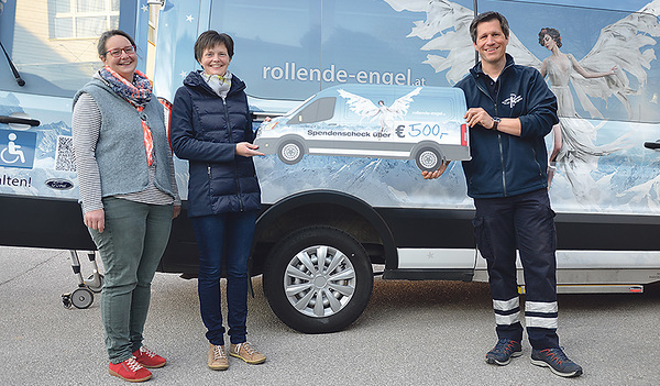 Julia Hochmair und Ulrike Minihuber von der kfb Offenhausen sind mit  Florian Aichhorn vom Verein „Rollende Engel“ im Gespräch. 