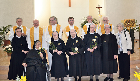 Die Jubilarinnen, die Ordensleitung und die Priester – teils aus den Heimatpfarren der Professschwestern –, die mitgefeiert haben