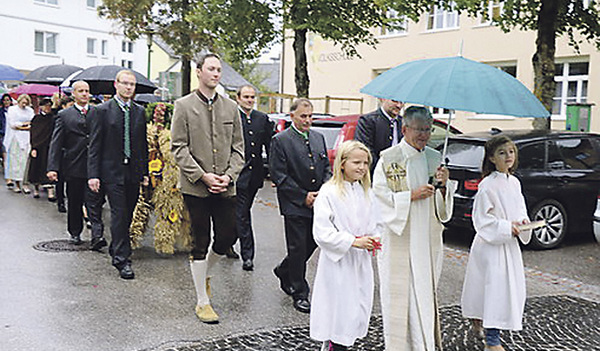 Festlicher Einzug in Wolfern.