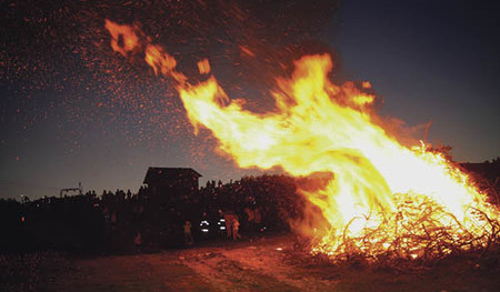 gro?es sonnwendfeuer  auf dem feuerkogel
