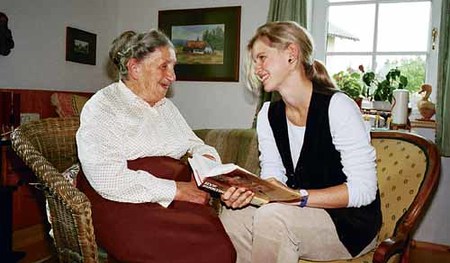 Jung und Alt im Gespraech
Menschen, Frau, Alt, Alter, Alte, Senioren, Pensionistin, Rentnerin, Gespr?ch, Vorlesen, Buch, Enkel, Verwandtschaft, Enkerl, Omi, Generation, Generationen, Generationsvertrag, Zuh?ren, Pflegen, Lachende, Freundliche, Nett,