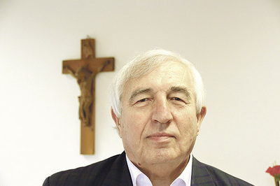 Konsistorialrat László Vencser (links) leitet die fremdsprachige Seelsorge in der Diözese Linz. 