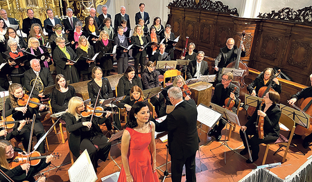 Der Kirchenchor mit Orchester und drei international tätige Vöcklamarkter Musiker:innen gestalteten das Festkonzert.  