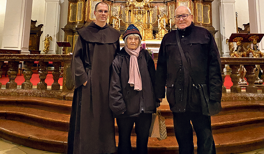 P. Peter Maria Pendel, Maria Leitenbauer und Berthold Humer in der Karmelitenkirche.   