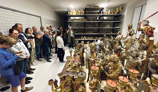 Besuch bei den Heiligen: Rund 400 Heiligenfiguren, Marienstatuen, Engel und Kerzenleuchter sind im Depot versammelt. 