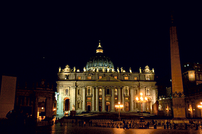 Der Petersdom bei Nacht. 