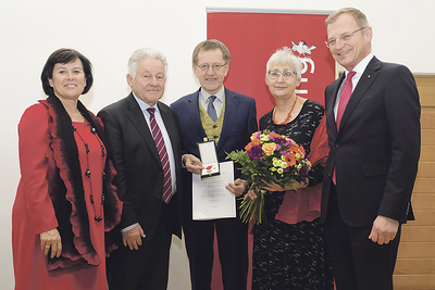 Hohe Ehrung: Landesrätin Birgit Gerstorfer, Landeshauptmann a. D. Josef Pühringer, Matthäus Fellinger mit Gattin Maria Fellinger-Hauer sowie Landeshauptmann Thomas Stelzer.   