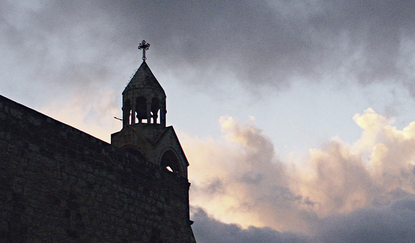 Der Turm des armenischen Klosters in Betlehem vor dem Abendhimmel – direkt neben der Geburtskirche .   
