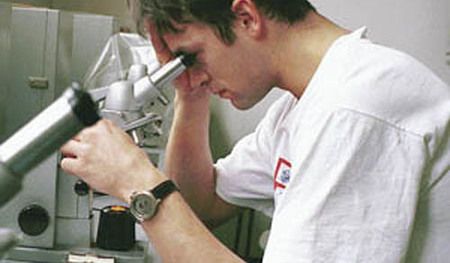 Arbeit,Ausbildung,Auszubildender,Azubi,Forschung,Forscher,Interesse,Lehrbetrieb,Lehre,Lehrling,Leute,Mann,Menschen,Mikroskop,Personen,Student,Studium,Technik,Techniker,Wirtschaft,Beruf,Denken,Forschen,Klug,Lernen,StudierenCopyright by BilderBox- Er