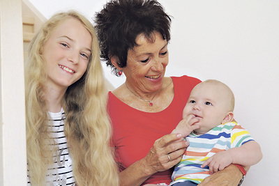 Ein eingspieltes Team: Anna-Lena, Annelies Ziegler und der kleine Oliver haben viel Spaß miteinander.