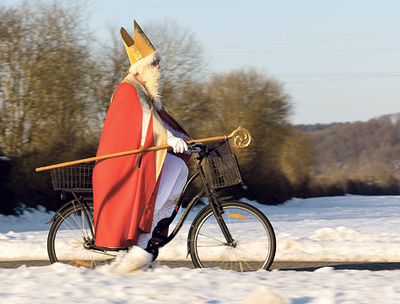 Nur für das Foto hat sich Florian Lang als Nikolaus auf das Fahrrad geschwungen. Dort macht er allerdings eine sehr gute Figur.   