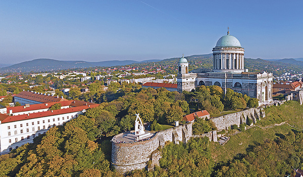 Die Basilika von Esztergom in Ungarn mit weitem Blick über das Land    