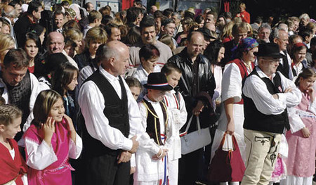 Sonntag der V?lker, 25. September 2005, Begegnung verschiedenster Volksgruppen am DomplatzMessfeier im Dom, Tanz, Begegnung, Gespr?ch, Musik,  Bischof Richard Weberberger, Brasilien, Mariendom Linz, Mariendom, Trachten, Tracht, Menschen, Afrika, 