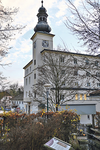 Das neue Mutterhaus im Bad Mühllacken, vom Kräutergarten aus aufgenommen. 