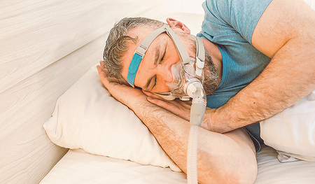 Mittels CPAP-Therapie lässt sich Schnarchen eindämmen. 