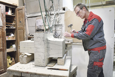 Schon gezeichnet ein Kunstwerk und erst recht in Stein. Domhüttenmeister Gerhard Fraundorfer bei der Arbeit in der Linzer Dombauhütte. Der neugotische Mariendom setzt sich aus Tausenden solcher Steinskulpturen zusammen. 