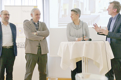 Im Gespräch: Hubert Nitsch (Kunstreferat), Gerold Tagwerker (Künstler), Elisabeth Mayr-Kern (Moderation), Slawomir Dadas (Pfarrer Wels-Heilige Familie). 