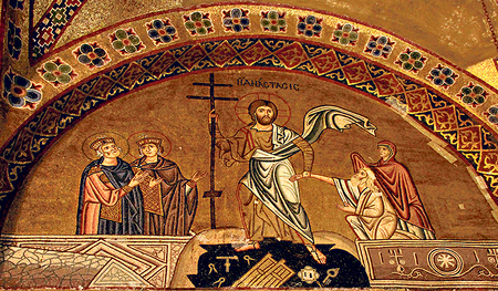 Der auferstandene Christus zieht auf diesem Mosaik im Kloster Hosios Lukas in Mittelgriechenland Adam („Mensch“) und Eva („Leben“) mit sich aus dem Grab.      