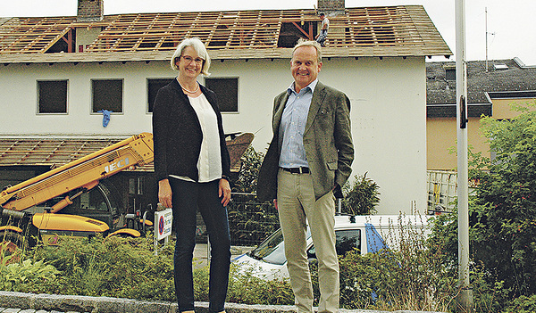 Die Arbeiten haben vor wenigen Tagen begonnen. Pfarrgemeinderätin Gabriele Höllinger und Bürgermeister Wolfgang Schirz vor dem alten Pfarrheim, das abgerissen wird.   