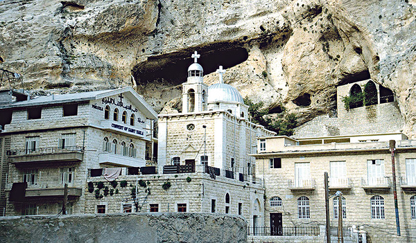 Das Theklakloster in Syrien, das durch seine spektakuläre Lage die Besucher/innen staunen lässt.
