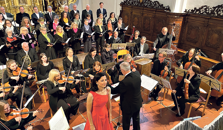 Der Kirchenchor mit Orchester und drei international tätige Vöcklamarkter Musiker:innen gestalteten das Festkonzert.  