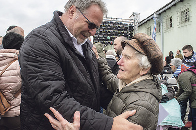 Anna Hackl mit Willi Merny vom Mauthausen Komitee Österreich. 