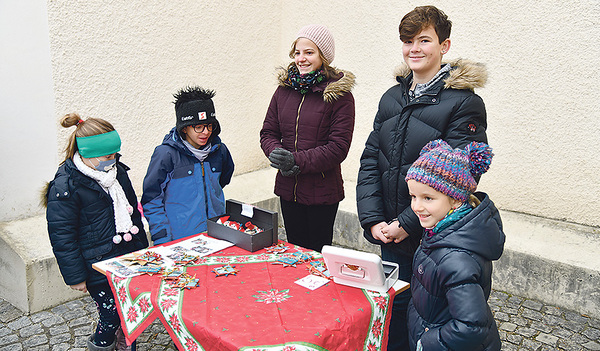 Valerie Hofstätter (3. von links) und Noah Limberger (2. von rechts) mit ihren Geschwistern.