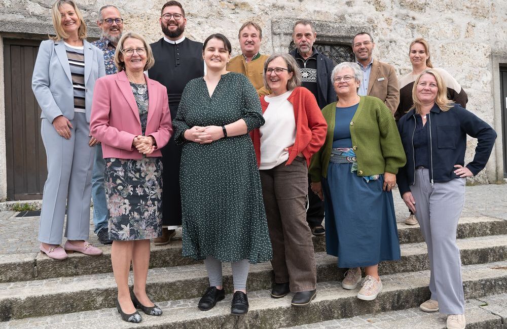 Das Kernteam, das den Prozess leitet, mit den Prozessbegleiter:innen Mayella Gabmann und Heinrich Brandstetter und der inhaltlichen Beauftragten Brigitte Gruber-Aichberger.
