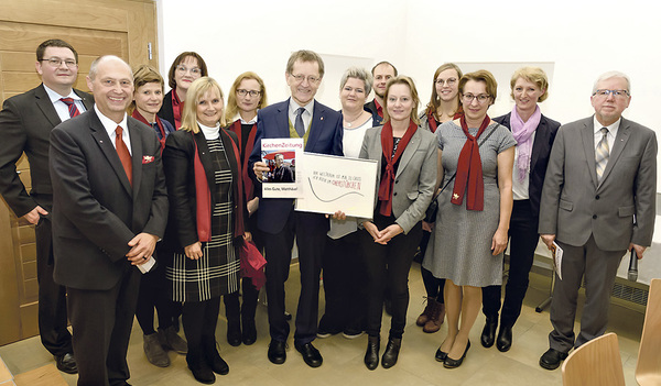 Inmitten der KirchenZeitungs-Familie: Das Team gratulierte seinem scheidenden Chef mit einer Spezialausgabe und einem Bild von Eva Fischer.