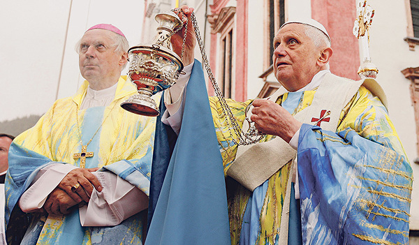 2007 besuchte Benedikt XVI. (hier mit Bischof Egon Kapellari) Mariazell.