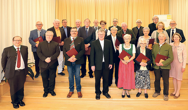 Die Geehrten mit Bischof Manfred Scheuer (vorne Mitte), Generalvikar Severin Lederhilger (2. von links), Festrednerin Brigitte Gruber-Aichberger (rechts) und Ordinariatskanzler Christoph Lauermann (links) 