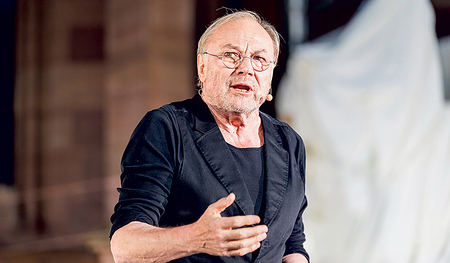 Klaus Maria Brandauer kommt nach Mauthausen. 