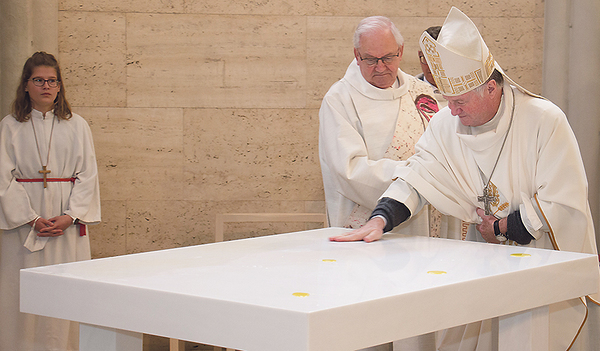 Bischof Manfred Scheuer weihte den neuen Altar.   