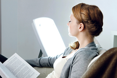 Eine Lichttherapie mit einer Tageslichtlampe kann gegen Stimmungstiefs im Herbst helfen. 