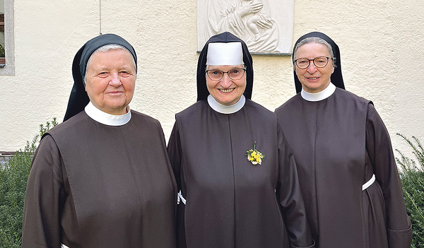 Von links: Generalvikarin Sr. M. Rosa, die Jubilarin Sr. M. Justina Enzenhofer und Generaloberin Sr. M. Barbara Lehner    Elisabethinen