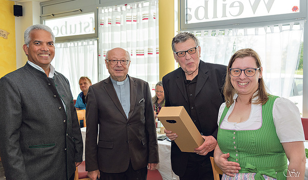 Jophy Francis, Dechant des Dekanates Reichersberg (links) und Pastoral- und Dekanatsassistentin Patrizia Wohlmacher (rechts) gratulierten den Jubilaren. 