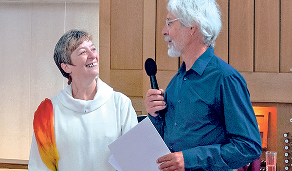 Pfarrgemeinderatsobmann Johannes Lackinger dankt Angelika Paulitsch.    